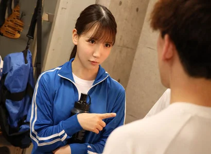 các chàng trai trong câu lạc bộ bóng đá quan hệ tình dục tập thể với em gái xinh