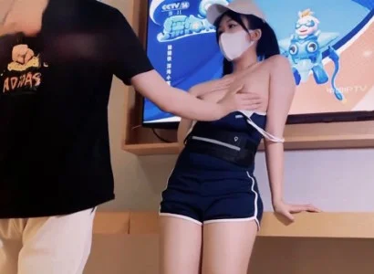 Nhân viên bán TV xinh đẹp gặp khách hàng may mắn