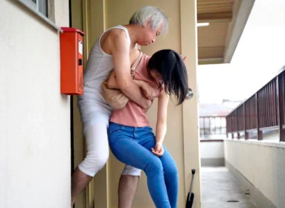Cô vợ mới cưới bị bố chồng già cưỡng hiếp
