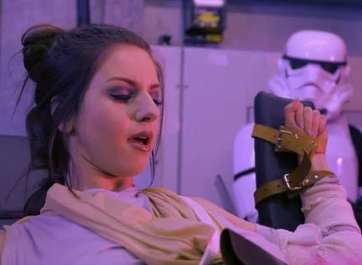 Các nhân vật trong Star Wars quần đảo nhau trong cảnh nóng
