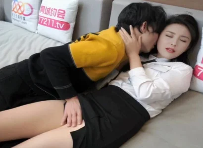 Cô thư ký bí mật làm tình với sếp vì tiền