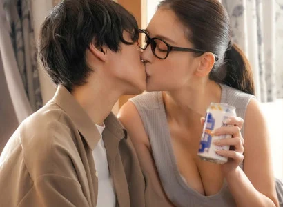 Anh chàng vừa mất người yêu vì bị cắm sừng được chị hàng xóm an ủi không ngừng