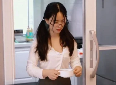 Bé gái bị cha dượng nện