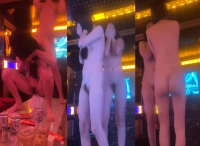 Vũ nữ trình diễn tiết mục thoát y quyến rũ tại quán karaoke